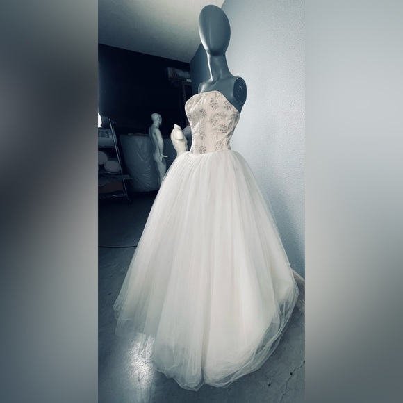 Vintage Monique Lhuillier gown - Picture 2 of 12